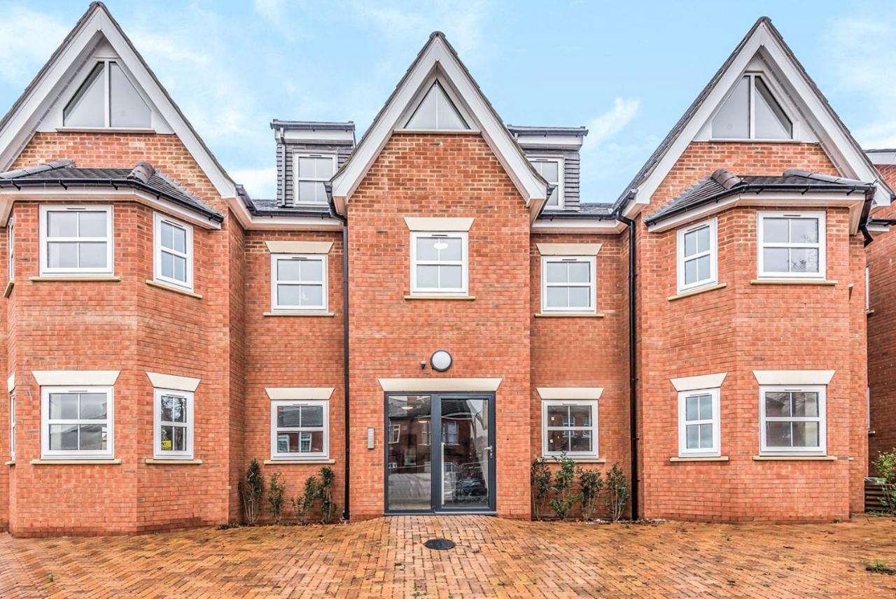 2 Bedroom City Centre Apartment In High Wycombe With Parking Exterior photo