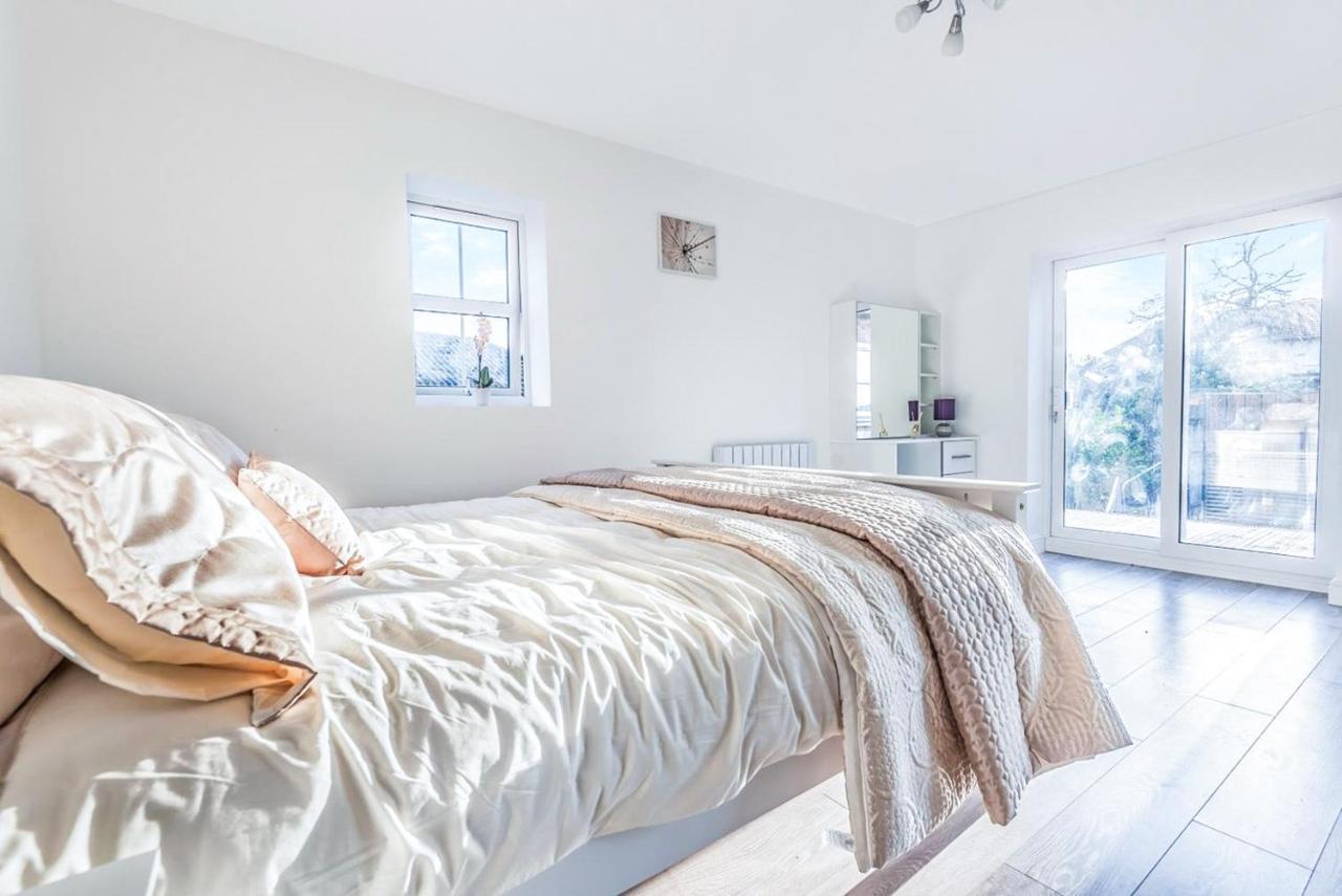 2 Bedroom City Centre Apartment In High Wycombe With Parking Exterior photo