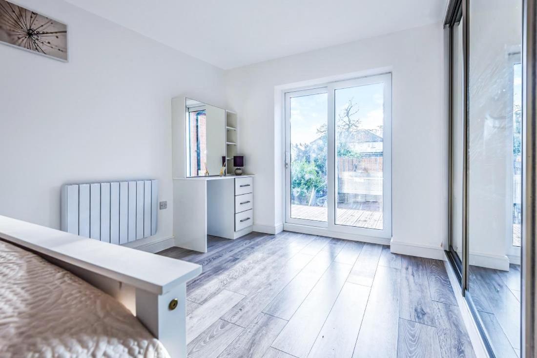 2 Bedroom City Centre Apartment In High Wycombe With Parking Exterior photo
