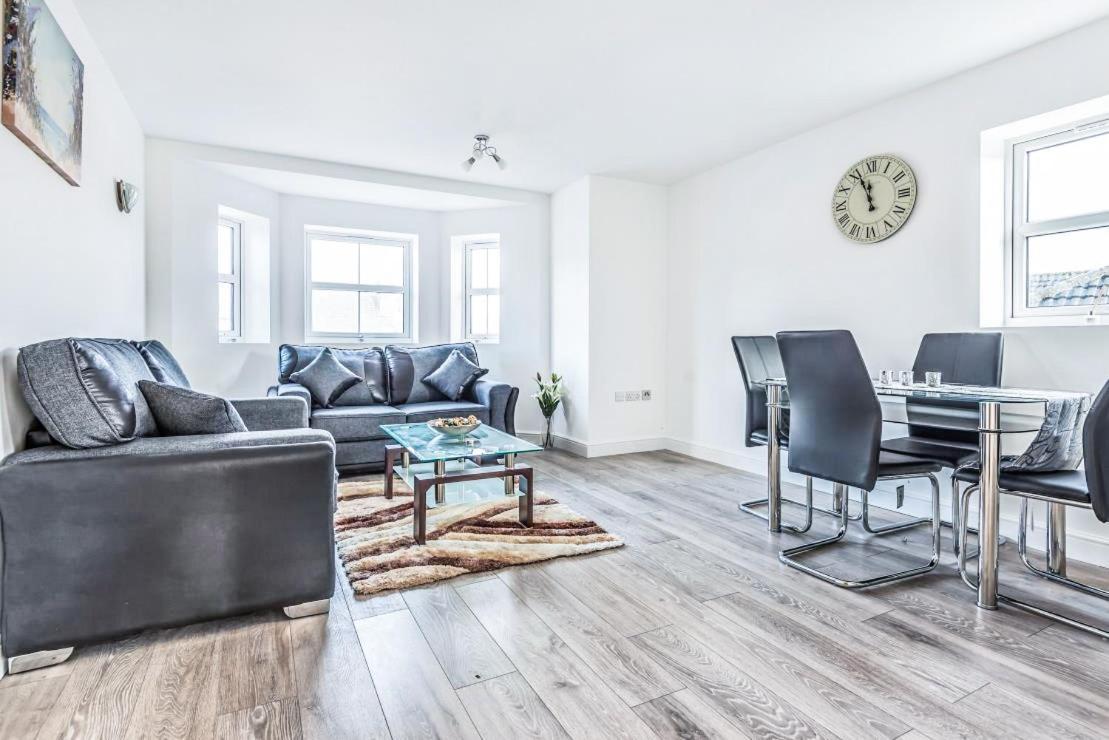 2 Bedroom City Centre Apartment In High Wycombe With Parking Exterior photo
