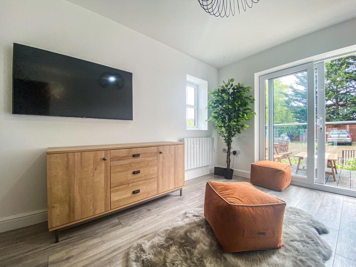 2 Bedroom City Centre Apartment In High Wycombe With Parking Exterior photo