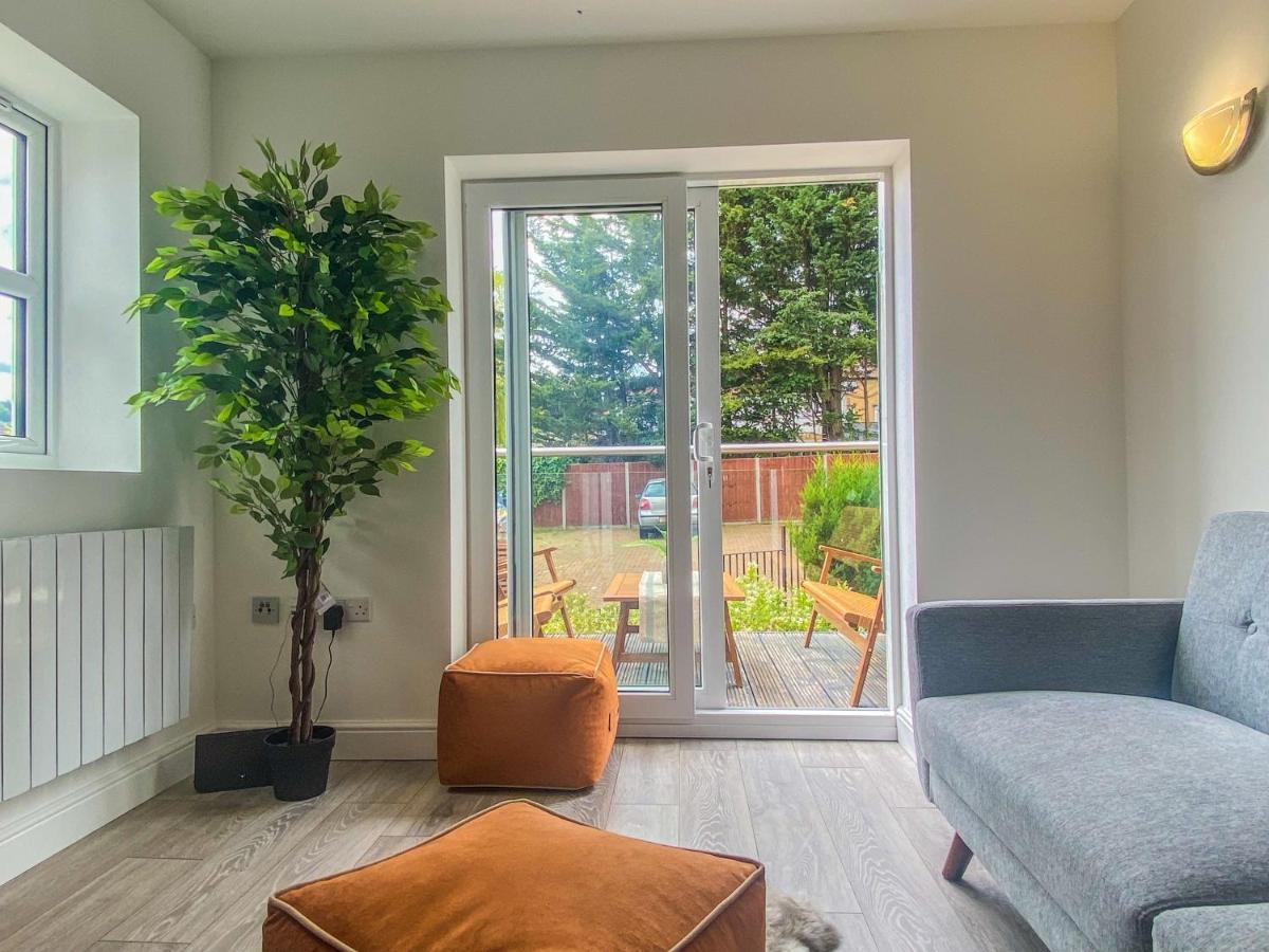 2 Bedroom City Centre Apartment In High Wycombe With Parking Exterior photo