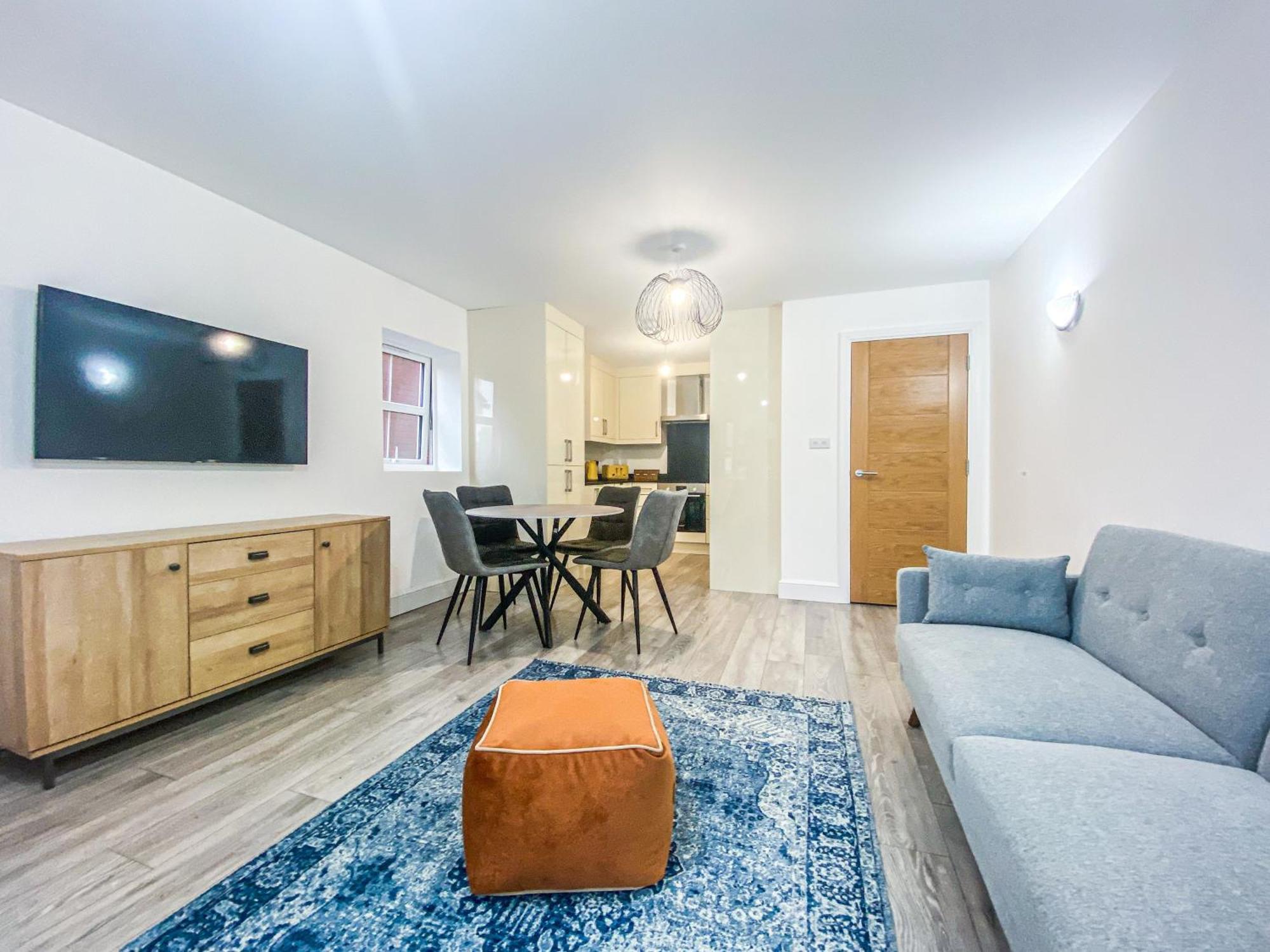 2 Bedroom City Centre Apartment In High Wycombe With Parking Exterior photo