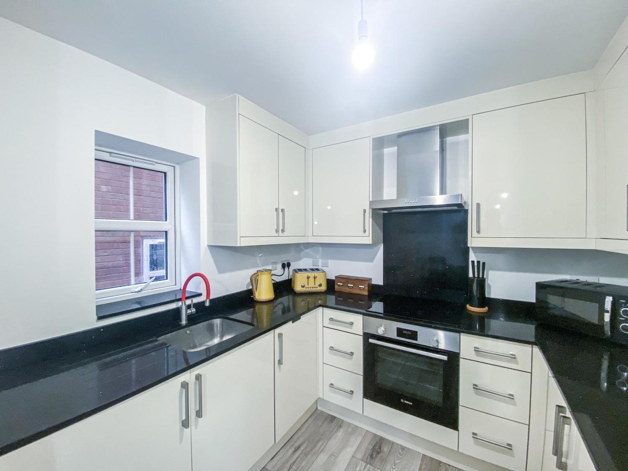 2 Bedroom City Centre Apartment In High Wycombe With Parking Exterior photo