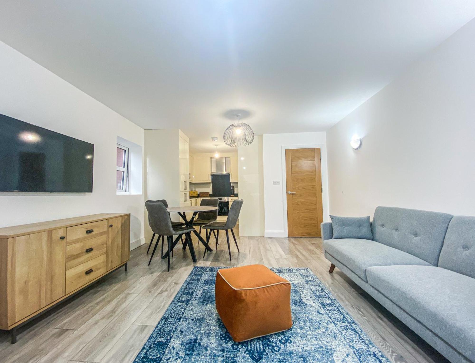 2 Bedroom City Centre Apartment In High Wycombe With Parking Exterior photo
