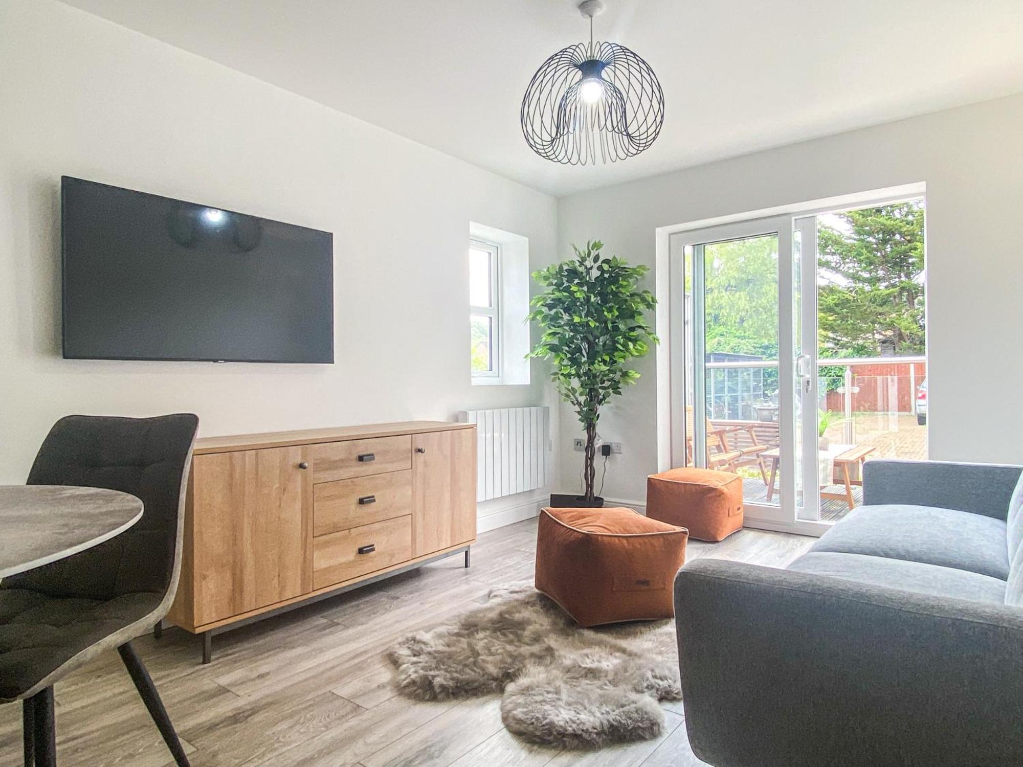 2 Bedroom City Centre Apartment In High Wycombe With Parking Exterior photo