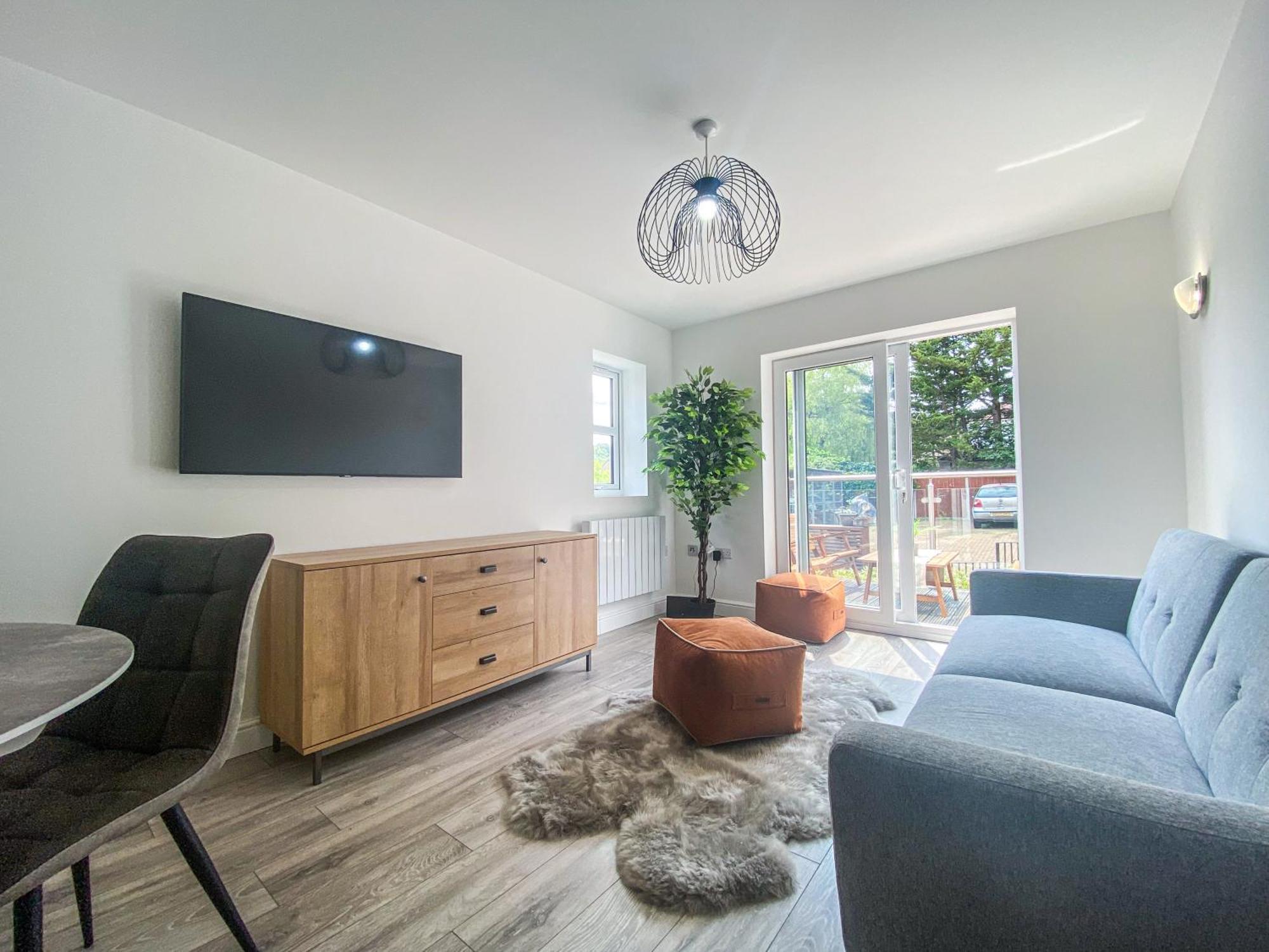 2 Bedroom City Centre Apartment In High Wycombe With Parking Exterior photo