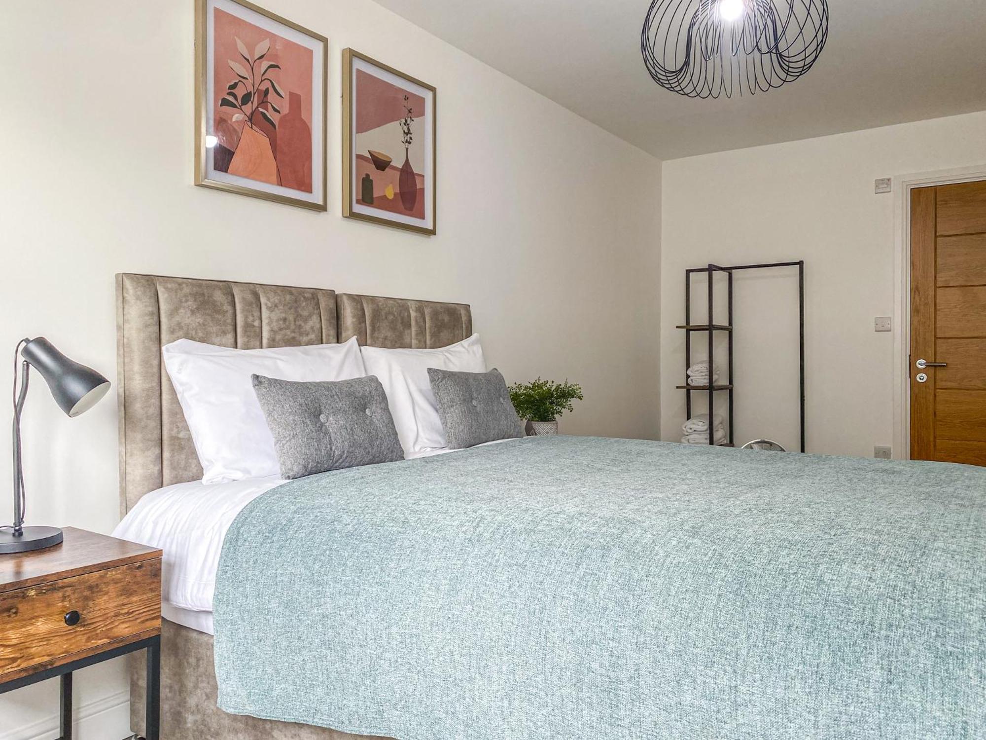 2 Bedroom City Centre Apartment In High Wycombe With Parking Exterior photo