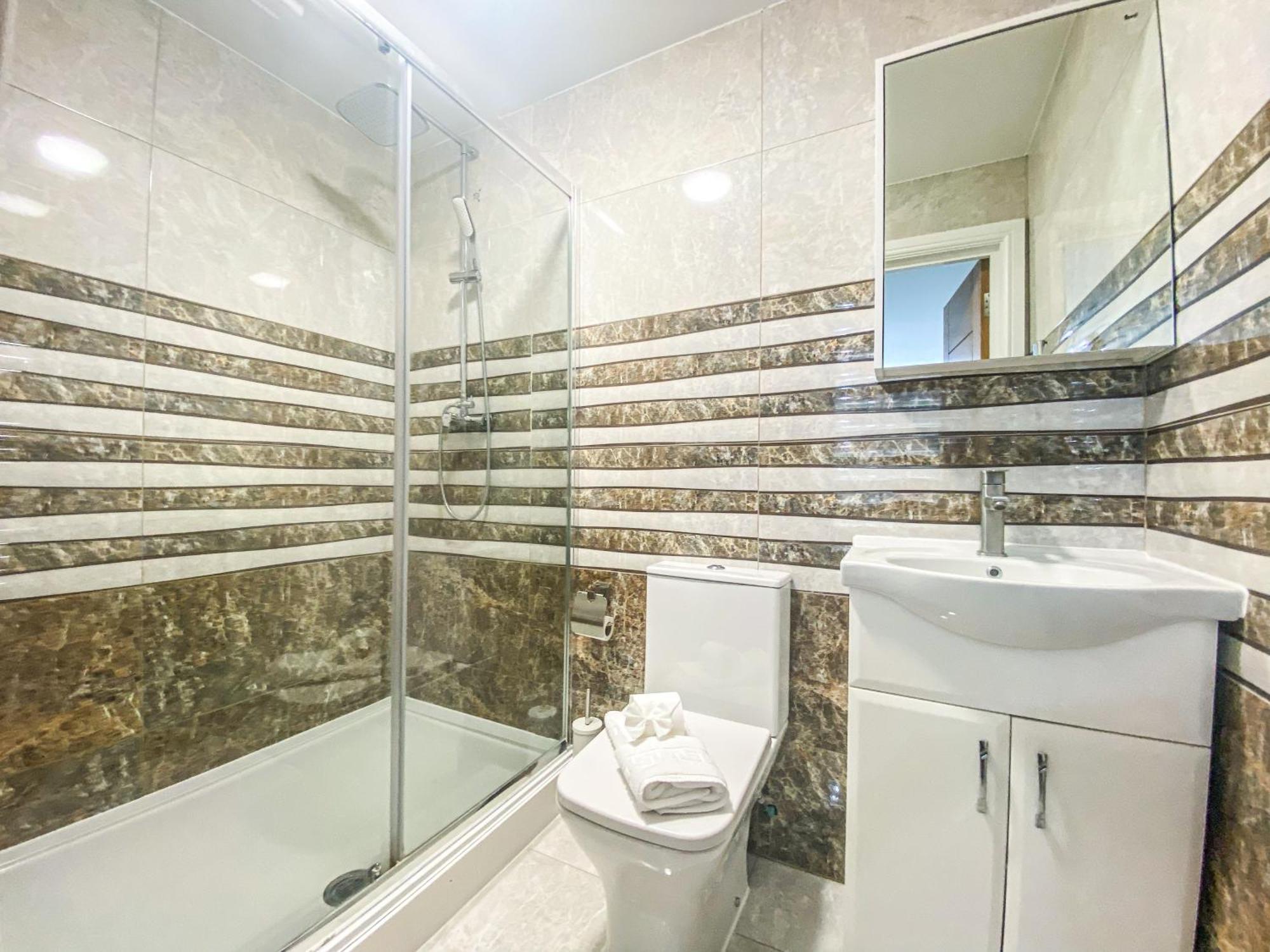 2 Bedroom City Centre Apartment In High Wycombe With Parking Exterior photo
